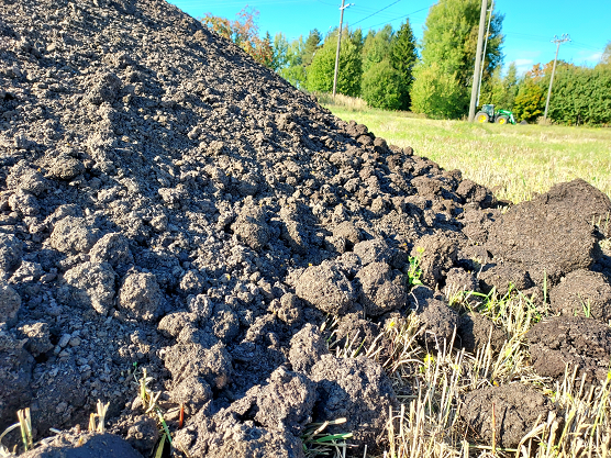 Maanparannuskuitua kasattuna pellolle.